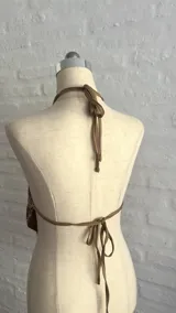 Top halter con estampado multicolor y lentejuelas, con tiras para atar en el cuello y la espalda.