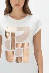 Remera de algodón blanca, de corte holgado, manga corta con vuelta y cuello redondo. Cuenta con un estampado frontal abstracto con trazos en tonos marrón y foil dorado.