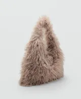 Bolso de mano de efecto pelo en color tostado, con diseño triangular, asa de hombro integrada y detalle de aro metálico frontal.