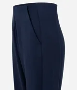 Pantalón deportivo tipo jogger color bordó, confeccionado en tejido de modal con poliéster y elastano. Presenta cintura fija, recortes estratégicos en el diseño y terminación ajustada en la botamanga.