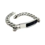 Pulsera de acero plateado con eslabones tipo cadena y placa central con detalle de fibra de carbono negra.