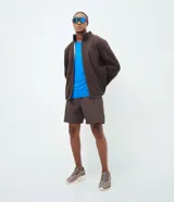 Bermuda deportiva Get Over para hombre, en color marrón, con cintura elástica, cordón de ajuste y bolsillos con cierre. Cuenta con tecnología Laser Cut en los laterales para mayor transpirabilidad.