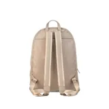 Mochila color beige, combinada con tela tipo impermeable y detalles en simil cuero. Tiene gran tamaño, asas combinadas, bolsillos al frente y compartimiento para notebook de 15".