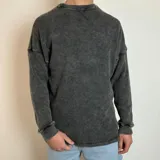 Buzo de corte oversize confeccionado en tela waffle de algodón, con cuello redondo y diseño de hombros caídos.