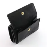 Billetera compacta Marc Jacobs de cuero negro con cierre de botón a presión y logo grabado en el frente.