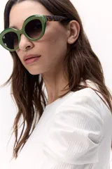 Remera de rib color crudo, con cuello redondo y mangas largas abullonadas y fruncidas en los hombros.