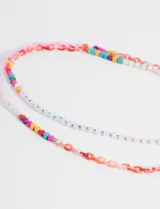 Collar largo con cuentas de plástico de colores pastel y cadena de eslabones plásticos en tonos rosados.
