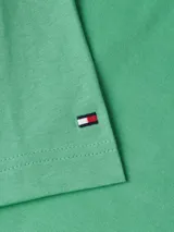 Remera de cuello redondo confeccionada en algodón, con corte regular. Presenta un parche rectangular en el pecho con el logo de la marca y la inscripción NYC 1985, además de un pequeño logo bordado en la manga.