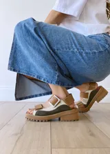 Sandalias de cuero con plataforma de goma, color verde, blanco y beige.