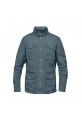 Campera azul grisáceo con cuello alto, cierre frontal con botones a presión y múltiples bolsillos con solapa y botón.