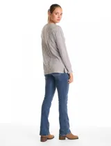 Buzo de manga larga con cuello a la base, confeccionado en tejidos combinados con texturas lisas y acanaladas. Presenta un diseño con tajos laterales en el ruedo.