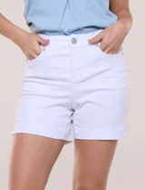 Short de jean azul de tiro medio y calce cómodo con elasticidad, con pretina, pasadores, bolsillos y ruedo con dobladillo ancho.