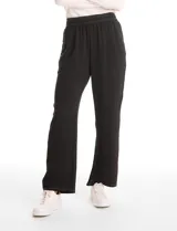 Pantalón de corte wide leg en crepe fluido, con cintura elástica ancha y bolsillos laterales funcionales. Presenta costuras con pespuntes en contraste.