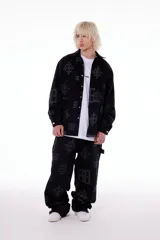 Pantalón negro de gabardina de algodón con estampado de logos. Tiene tiro medio, bolsillos delanteros y traseros.