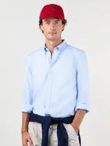 Camisa celeste lisa de hombre, marca El Ganso, confeccionada en tejido 100% algodón pin point. Corte regular fit, cuello clásico, cierre con botones y logo bordado en el pecho.