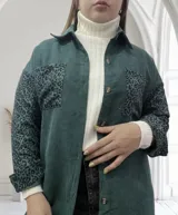Sobrecamisa verde de pana con estampado animal print en mangas, bolsillos y parte superior de la espalda.