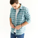 Camisa de leñador celeste y turquesa a cuadros, de algodón peinado.