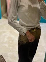 Remera blanca de corte clásico con mangas largas y cuello redondo.