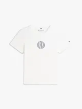 Remera de corte regular blanca de manga corta, con cuello redondo y ribetes negros en cuello y mangas. Presenta un logo gráfico bordado en el pecho con la inscripción "HILFIGER" en forma de rombo.