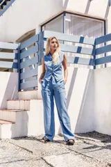 Pantalón de lino color celeste, de tiro medio con elástico en la cintura trasera, bolsillos delanteros tipo carpintero y botón marmolado. Combina con el chaleco Tenerife.