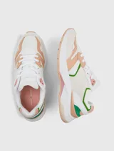 Zapatillas de estilo running con diseño de paneles en malla y cuero, con cordones y suela de EVA.