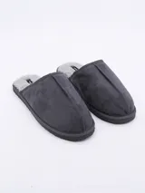 Pantuflas de hombre color gris oscuro, con interior de corderito sintético y costuras visibles en el empeine.