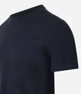 Remera muscle de hombre, color marrón claro, confeccionada en media malla, de cuello redondo y manga corta.