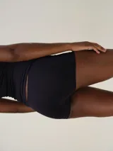 Boxer femenino de microfibra con diseño seamless, de corte tipo short con mayor cobertura y refuerzo en la entrepierna.