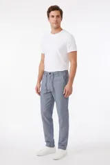 Pantalón de corte recto en color celeste melange, confeccionado en mezcla de algodón y viscosa. Cuenta con cintura elástica ajustable con cordón interno, botón frontal y bolsillos laterales.