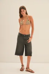 Bikini de microfibra con estampado de leopardo. Corpiño triangular con elástico en el bajo busto para mayor soporte. Bombacha de tiro bajo tipo vedetina con detalle de doble tira en los laterales.