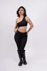 Mono enterizo negro de lycra, con un solo hombro y abertura en la cintura.