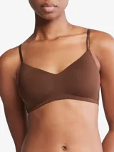 Corpiño marrón de Calvin Klein, ligeramente forrado, sin aros, con escote en V y tirantes ajustables con logo de la marca. Cierre con broche en la parte posterior.