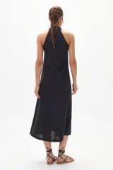 Vestido midi de lino color negro, con escote halter y corte en línea A.