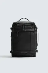 Mochila deportiva de diseño minimalista fabricada en tejido técnico resistente. Cuenta con compartimento principal con cierre de cremallera, bolsillo frontal con cierre, interior con bolsillo organizador, parte posterior acolchada con banda de sujeción para equipaje, asa superior y correas de hombro ajustables.
