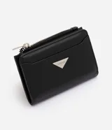 Billetera femenina Satinato tipo sobre, confeccionada en PU color negro con estructura firme, cierre con botón a presión, bolsillo externo con cierre metálico, compartimentos internos y placa metálica frontal con logo.