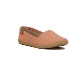 Zapatilla casual Moleca para mujer, de diseño bajo y color salmón con perforaciones tipo calado en toda la superficie. Cuenta con suela texturizada tipo yute y detalle de aplique metálico en el talón.