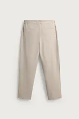 Pantalón regular fit color negro de corte recto, con cintura elástica en los laterales, trabillas, bolsillos frontales y cierre con botón y cremallera.
