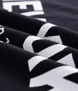 Musculosa masculina de corte boxy fit, confeccionada en algodón. Presenta cuello redondo, hombros ligeramente ampliados y acabado deshilachado en el ruedo. Cuenta con estampa frontal con la frase 'Urban Scene Trends' y el texto 'New York Manhattan 1974' en el centro.
