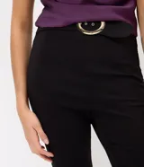 Pantalón legging negro confeccionado en bengalina, de corte ajustado al cuerpo hasta el tobillo, cintura estructurada e incluye un cinturón con hebilla metálica dorada.