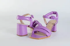 Sandalias de cuero color lila con tiras puffy y taco cuadrado.