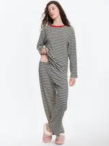 Pantalón de dormir de corte recto y calce relajado, confeccionado en tejido de algodón con estampado de rayas horizontales en tonos verde, rosa y beige. Cuenta con cintura elástica y cordón ajustable.