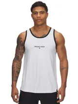 Musculosa deportiva Under Armour de la línea Project Rock, color blanco con detalles en negro en cuello y sisas. Presenta estampado frontal con el logo de la colección. Confeccionada en tejido técnico con tecnología Iso-Chill para disipar el calor, panel trasero de malla para ventilación y protección solar UPF 30.