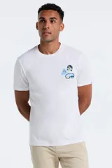 Remera blanca de manga corta con cuello redondo y un conjunto de parches bordados en el pecho izquierdo.