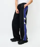 Pantalón deportivo de corte recto confeccionado en microfibra de poliamida, color negro con paneles laterales en color violeta y detalles en blanco. Cuenta con cintura elástica con cordón ajustable.