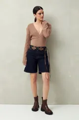 Sweater negro de tejido de punto con escote en V y calados en mangas y parte superior.