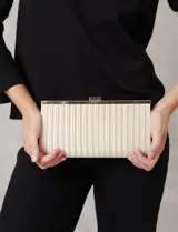 Cartera tipo clutch de Jessica McClintock, con diseño rectangular y acabado plisado en color crema. Cuenta con cierre superior metálico y estructura rígida.
