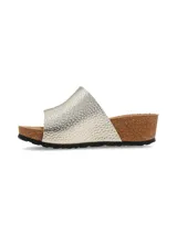 Sandalia de plataforma Vika modelo Peltre, confeccionada en cuero metalizado color plateado. Cuenta con una tira ancha en el empeine, plantilla de cuero, suela de corcho y base de goma negra.