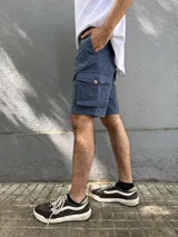Bermuda cargo de corte regular color azul, con bolsillos laterales con solapa y cierre frontal con botón y cremallera.