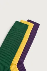 Pack de tres pares de medias de canalé en colores verde oscuro, amarillo y violeta, confeccionadas en mezcla de algodón.