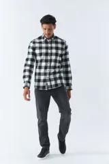 Camisa de hombre a cuadros color rosa, blanco y azul, de corte slim, manga larga, con bolsillo en el pecho y logo bordado.